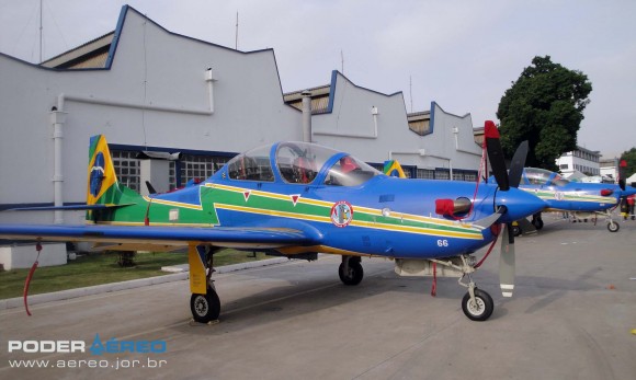Domingo Aéreo PAMA-SP 2014 - A-29B e A-29A Super Tucano do EDA - foto Nunão - Poder Aéreo