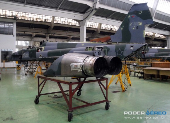 Domingo Aéreo PAMA-SP 2014 - revisão caça F-5EM 4841 no Hangar 3 - foto 2 Nunão - Poder Aéreo