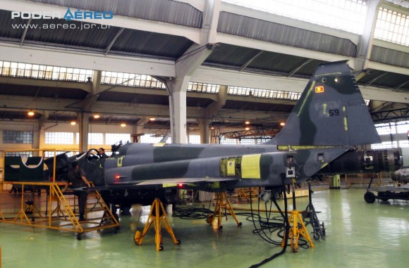 Domingo Aéreo PAMA-SP 2014 - revisão caça F-5EM 4859 no Hangar 3 - foto Nunão - Poder Aéreo