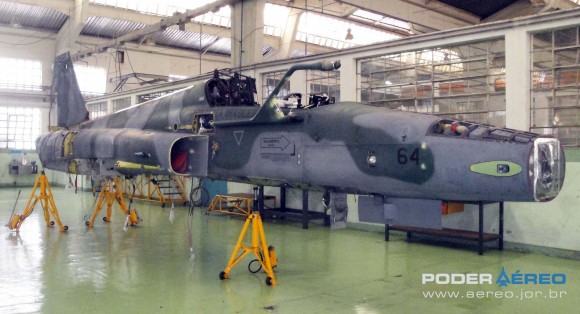 Domingo Aéreo PAMA-SP 2014 - revisão caça F-5EM 4864 no Hangar 3 - foto Nunão - Poder Aéreo