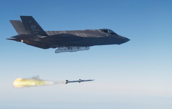 F-35A em teste de disparo de AMRAAM - foto Lockheed Martin
