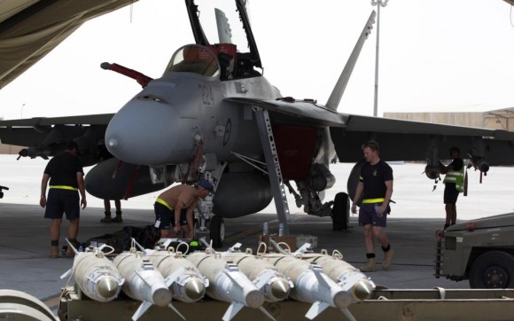 Missão Super Hornets da RAAF em 5-10-2014 - armando aeronaves - foto Min Def Australia