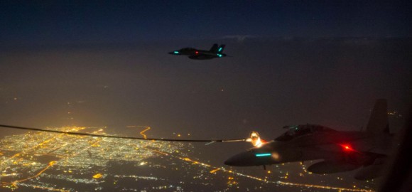 Reabastecimento em voo - missão Super Hornets da RAAF em 5-10-2014 - foto Min Def Australia