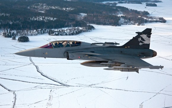 Gripen NG Demo ainda sem IRST sobre terreno nevado - foto Saab