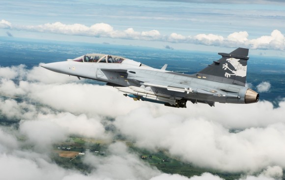 Gripen NG Demo com 6 mísseis ar-ar e duas bombas guiadas - foto Saab
