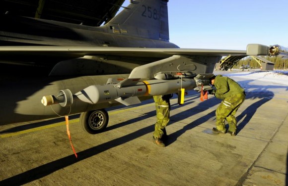 Gripen sendo armado com GBU-12 para lançamento real - foto 2 Forças Armadas da Suécia