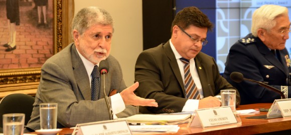 Ministro Celso Amorim e comandante da Aeronáutica Juniti Saito na CREDN - 9-12-2014 - Foto J Cardoso - Ministério da Defesa