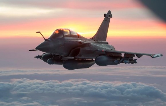 Rafale com Damocles e GBU12 - foto nota ataque a Sinjar contra EI - Força Aérea Francesa