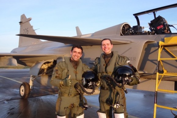 Pilotos da FAB e caça Gripen - foto via Agencia Forca Aerea - FAB