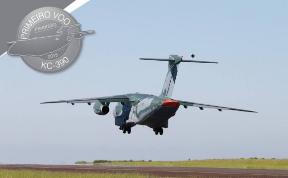 KC-390 decolando