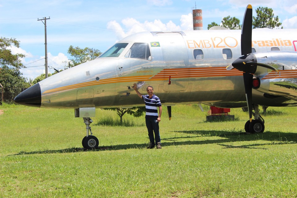 Galante ao lado do protótipo do EMB-120 Brasília dá uma ideia do tamanho da aeronave