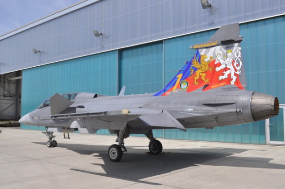 Gripen com pintura comemorativa de 10 anos na Rep Tcheca - foto Base Aérea de Caslav