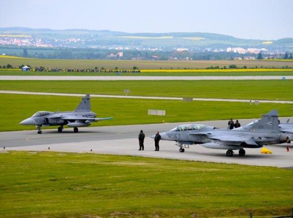 Lion Effort 2015 - Gripen tcheco e hungaro - foto via Base Aérea Caslav Rep Tcheca