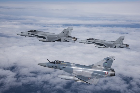Caça Mirage 2000 C e dois F-18 da Finlândia no ACE 2015 - foto Força Aérea Francesa