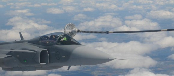 Artic Challenge 2015 - reabastecimento de Gripen sueco - foto Forças Armadas da Suécia