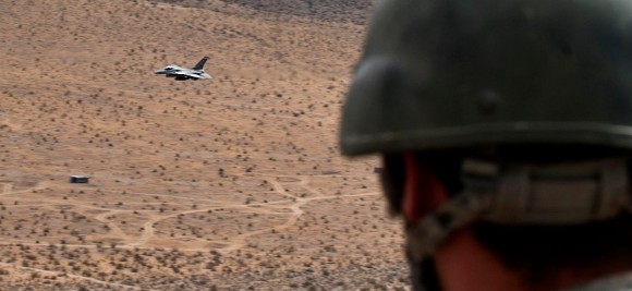 Green Flag - caça F-16 faz demonstração de força junto a soldados do US Army - foto 2 USAF