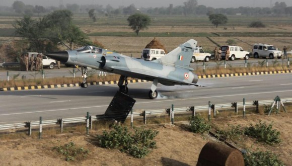 Mirage 2000 em rodovia - foto Força Aérea Indiana