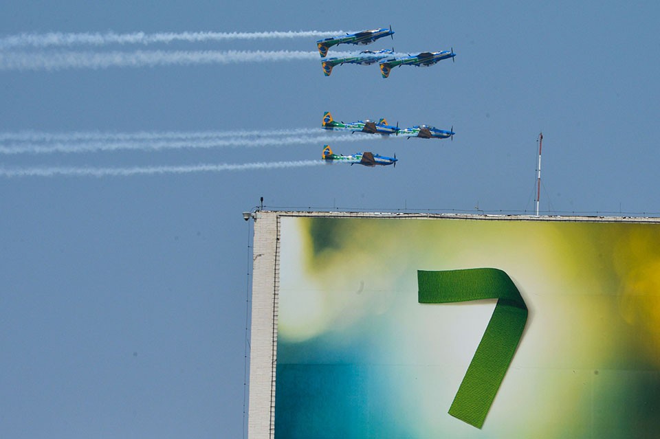 Esquadrilha da Fumaça volta ao céu de Brasília com os novos aviões A 29 Super Tucano. Em 2014, o grupo fez apenas um sobrevoo sem manobras (Valter Campanato/Agência Brasil)