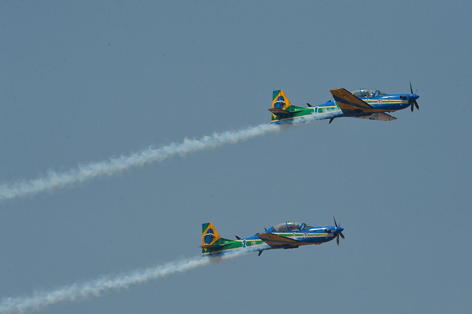 Esquadrilha da Fumaça volta ao céu de Brasília com os novos aviões A 29 Super Tucano. Em 2014, o grupo fez apenas um sobrevoo sem manobras (Marcello Casal Jr/Agência Brasil)