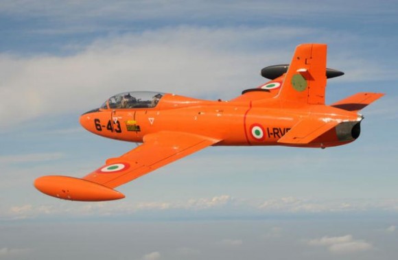 MB326 em cor laranja - foto via Franco Ferreira