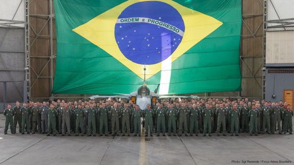 Militares da FAB junto à réplica do Gripen NG - foto Sgt Rezende - FAB - via Saab