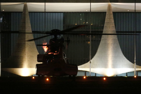 helicoptero presidencial solta labareda de fogo