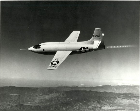Em 14 de outubro de 1947, o piloto de testes capitão Chuck Yeager ultrapassou a velocidade do som pela primeira vez, voando o Bell X-1