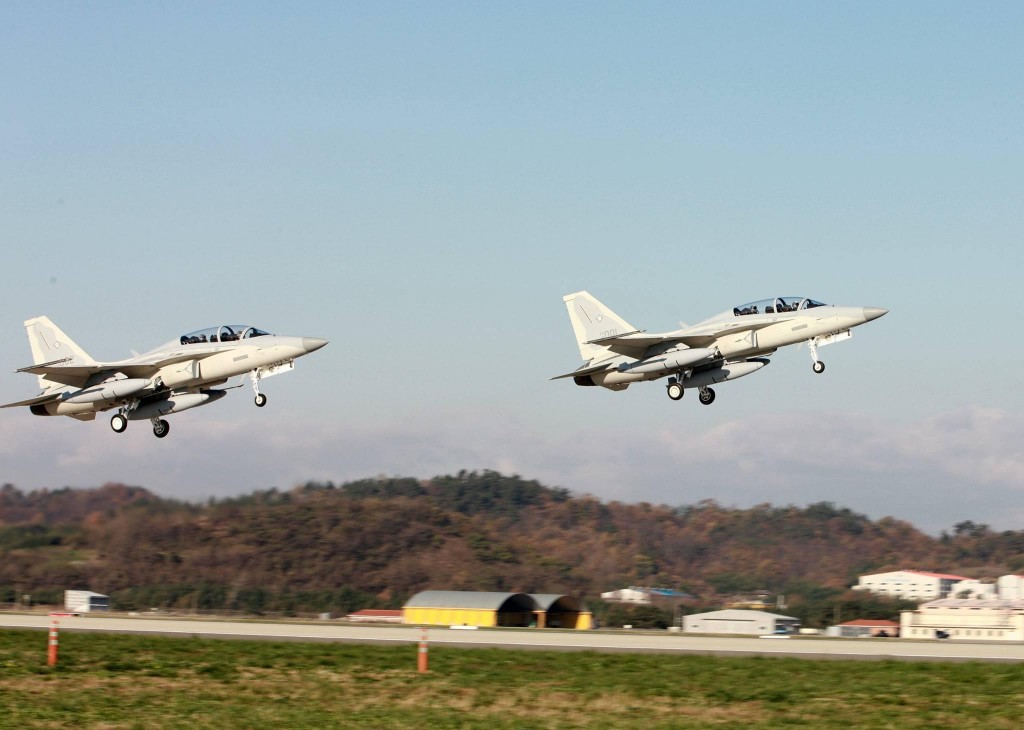 Os dois primeiros caças FA-50 decolam da pista da fábrica da Korea Aerospace Industries em Sacheon para seu voo de traslado para as Filipinas. O FA-50 é uma variante do combate do jato de treinamento T-50