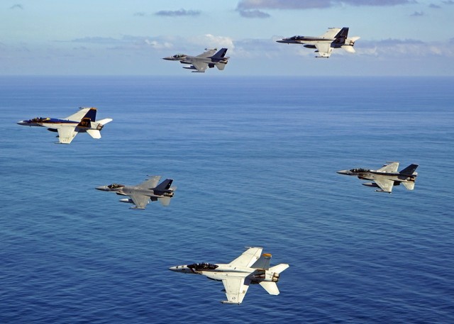Super Hornets da USN e F-16 da FACh em voo conjunto out 2015 - foto USN