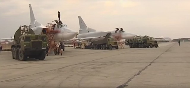 Tu-22M sendo preparado para bombardear o EI na siria