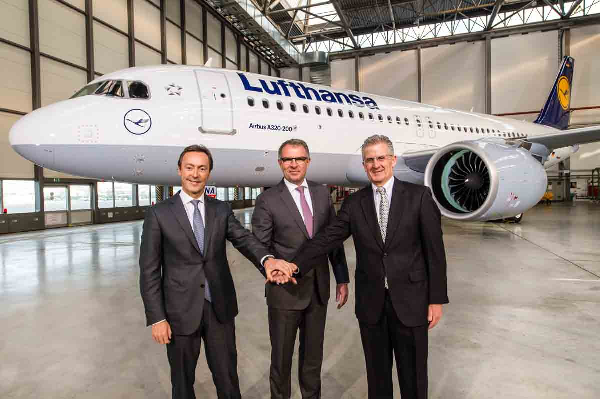 Celebrando a entrega do primeiro A320neo para a Lufthansa. Da esquerda para a direita Fabrice Brégier, Presidente e CEO da Airbus, Carsten Spohr, Chairman do Board Executivo e CEO da Deutsche Lufthansa AG e Robert Leduc, Presidente da Pratt & Whitney 