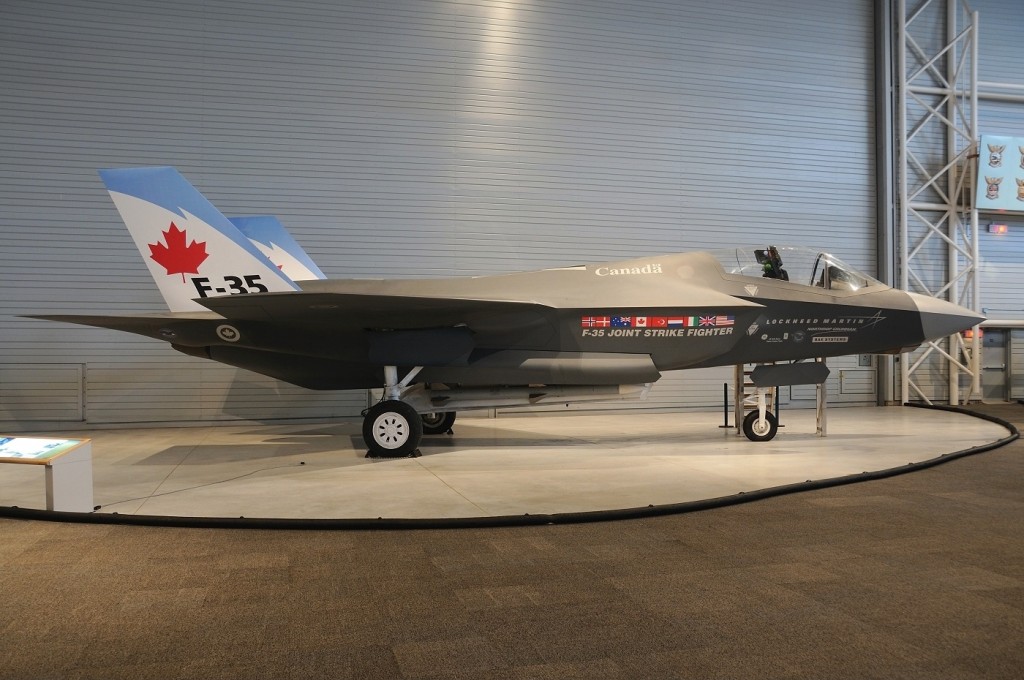 Lockheed_Martin_F-35_Lightning_II_(mock-up),_Canada_-_Air_Force_AN1753011