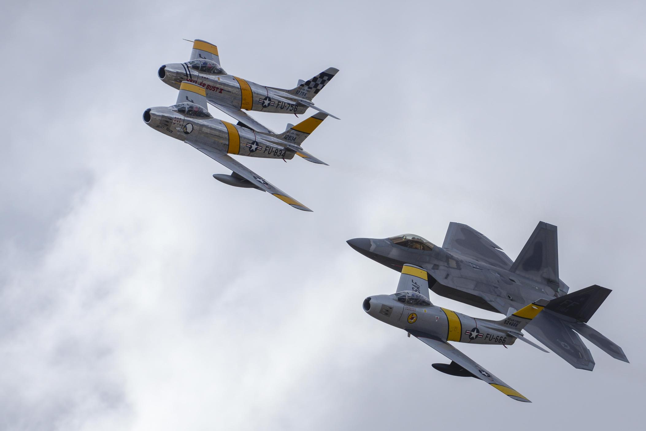 F-22 Raptor e F-86 Sabres em formatura - foto USAF