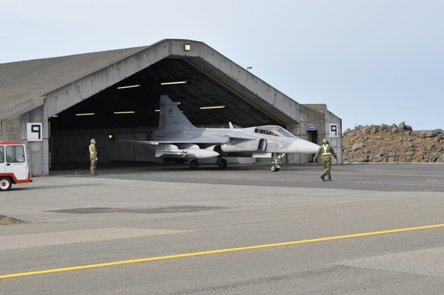 Gripen tcheco saindo de hangar na Islandia - foto MD Rep Tcheca