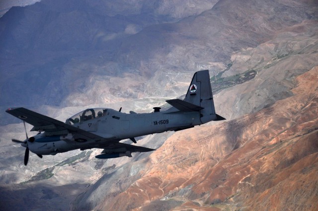 A-29 Super Tucano - missao treinamento Afeganistao 6-4-2015 - foto USAF