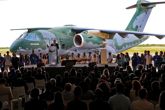 KC-390 apresentacao em Portugal - foto via Diario de Noticias