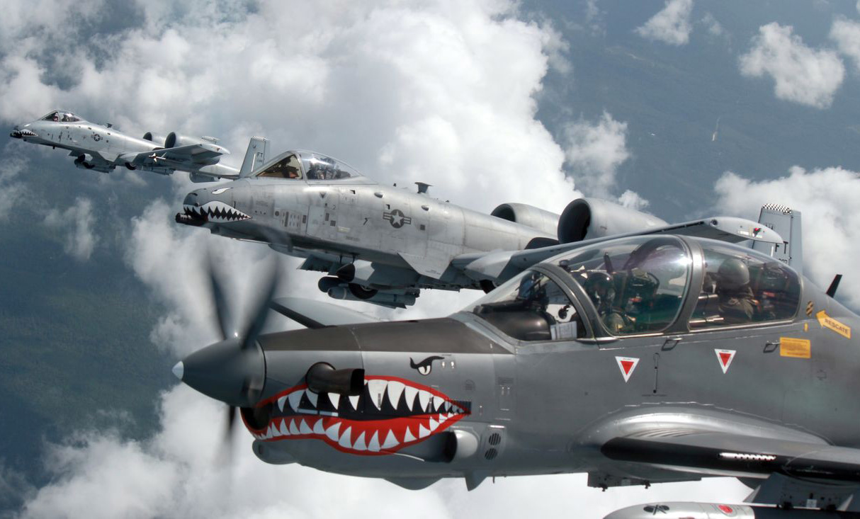 A-10 Thunderbolt II e A-29B Super Tucano voando juntos na mesma missão no Exercício Green Flag, em 2016