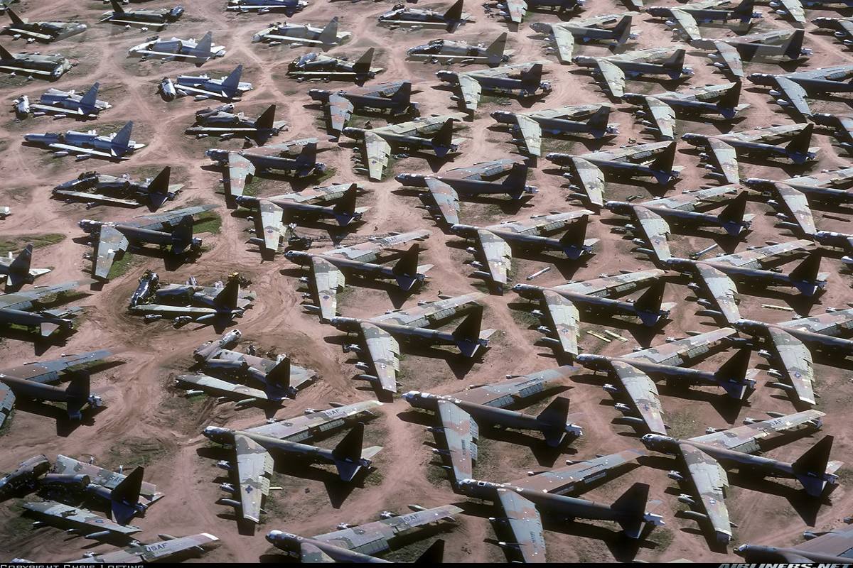B-52G no cemitério de aviões. Normamente o caminho desses aviões é só de ida e acabam sendo desmanchadose vendidos como sucata