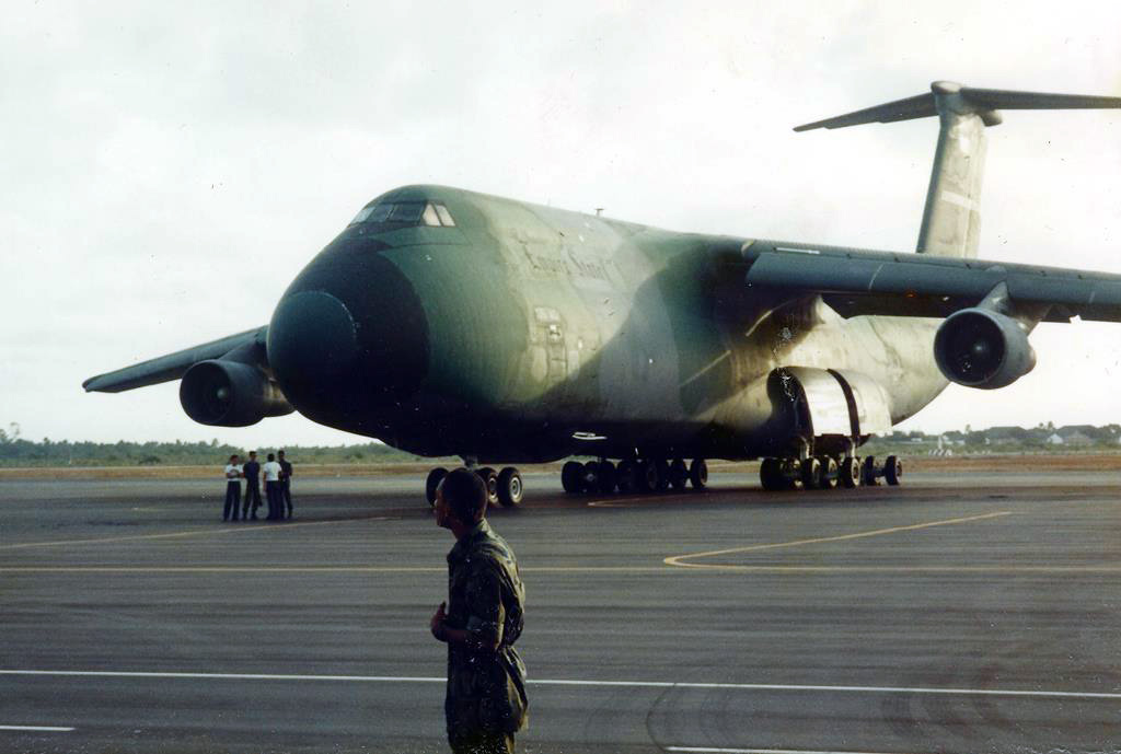 O inconfundível Lockheed C-5 Galaxy da USAF, no apoio aos aviões estrangeiros em Natal