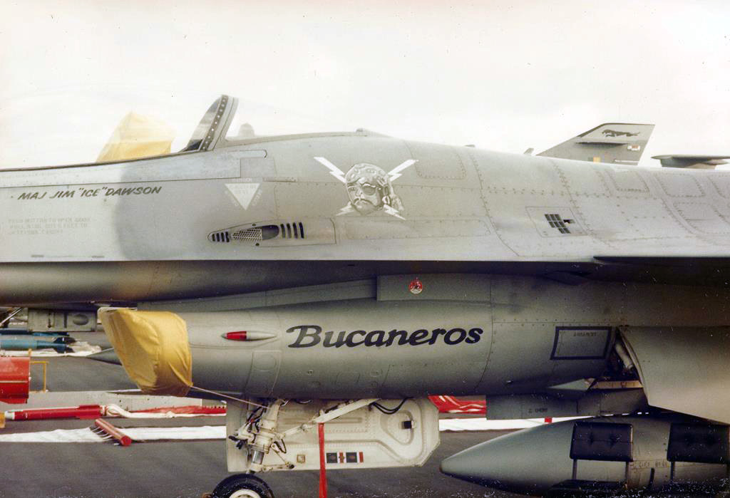 Detalhes de um F-16 “Bucanero”