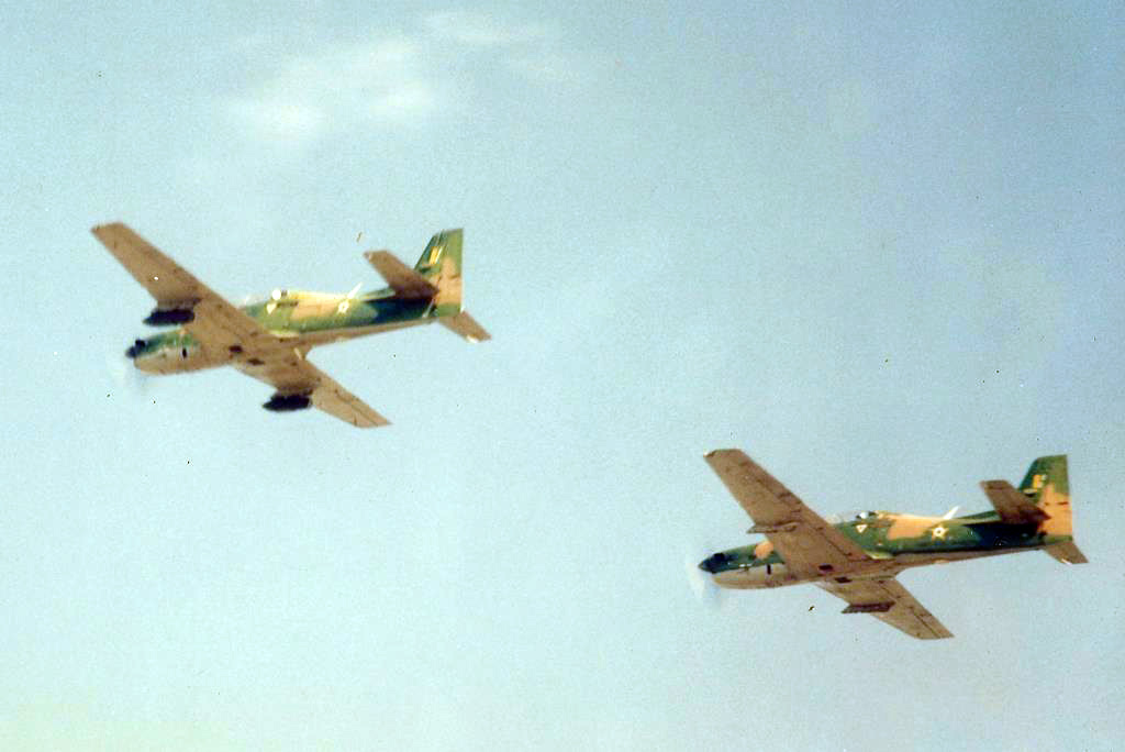 Dois Embraer T-27 Tucanos sobrevoando o evento