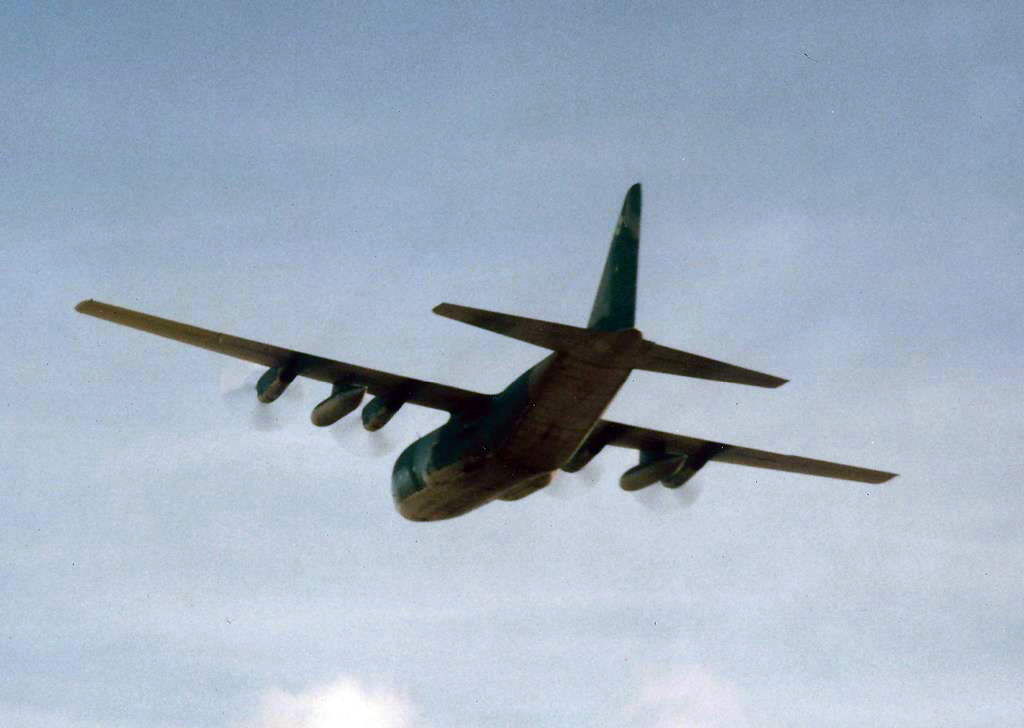 Avião de carga Lockheed C-130 Hércules, da FAB, conhecido como “Gordo”, sobrevoando a pista da Base Aérea de Natal