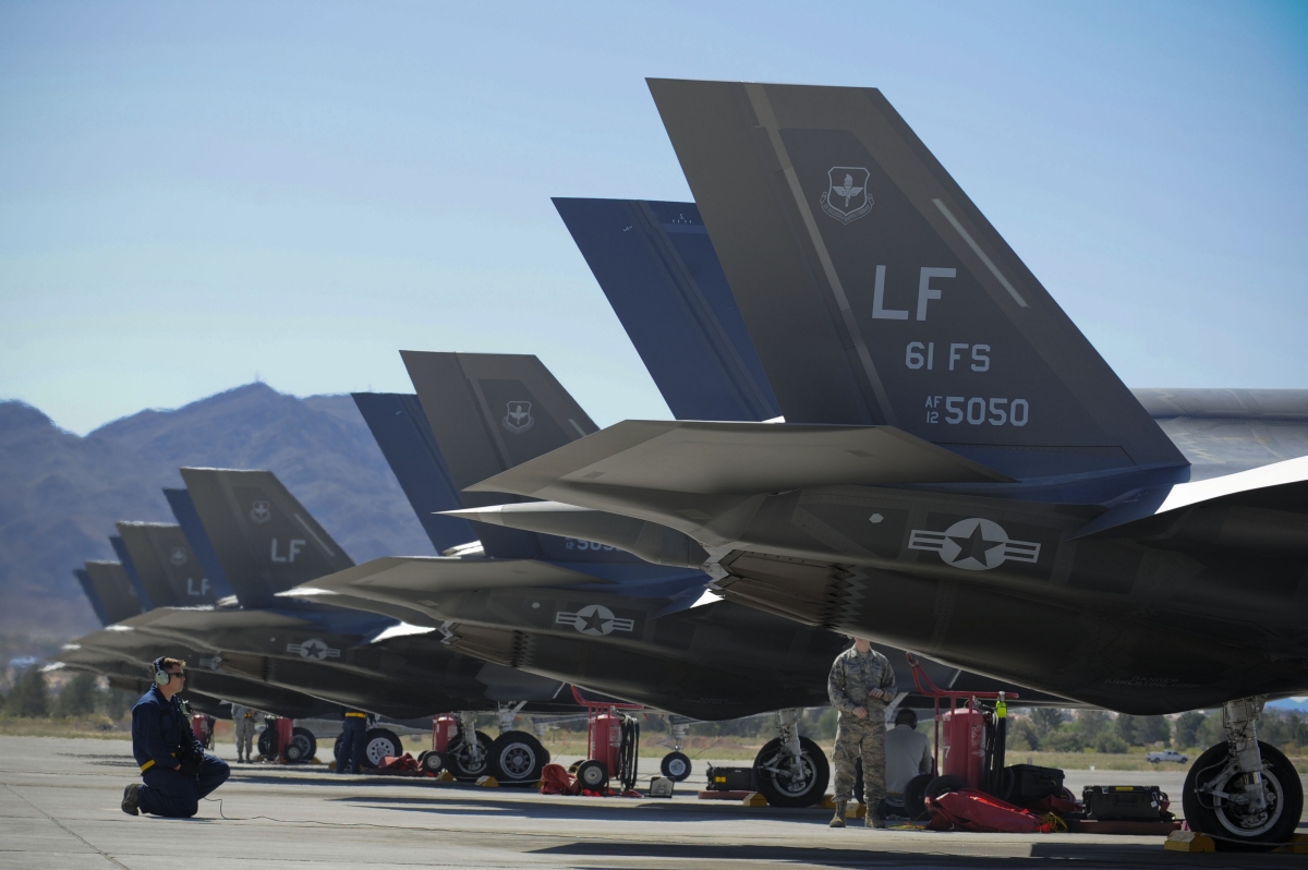 Caças F-35 participando de exercícios na Nellis Air Force Base, Nevada
