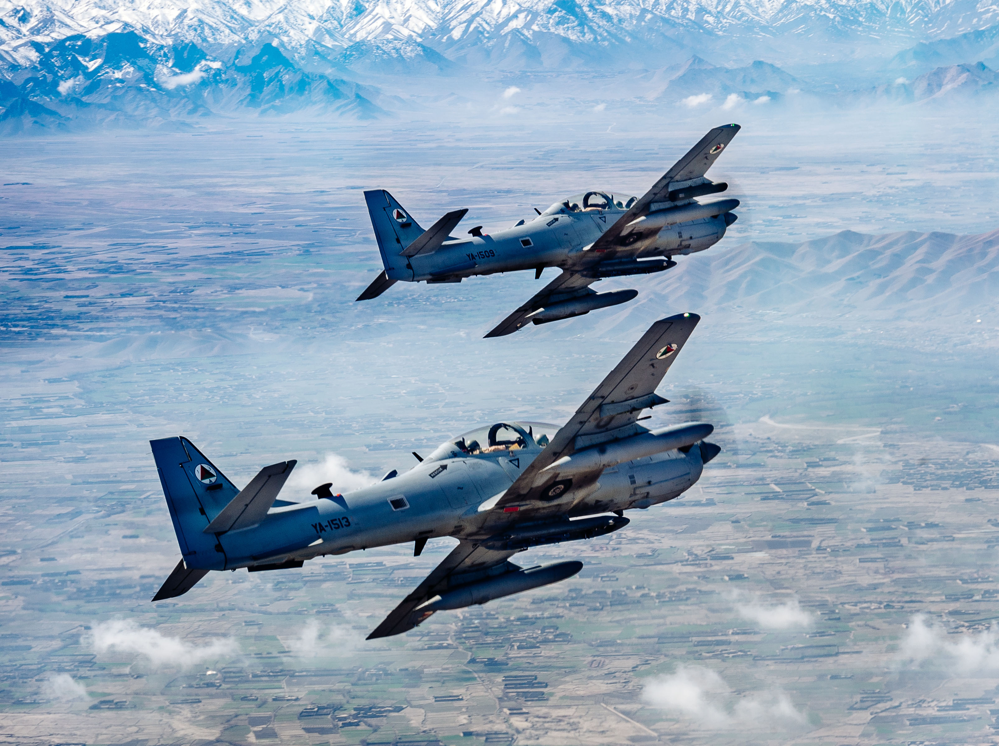 Dois A-29 Super Tucano voam sobre o Afeganistão, em 22 de março de 2017 - Foto: USAF