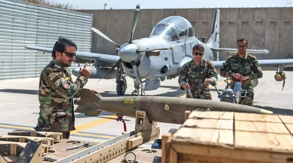 A-29 do Afeganistão recebendo bomba