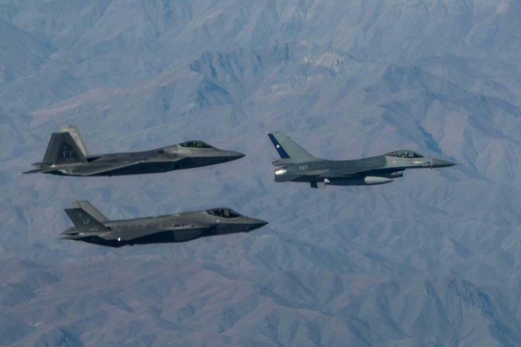 F-35 e F-22 voam com um F-16 do Chile, na chegada Ã  FIDAE de 2018