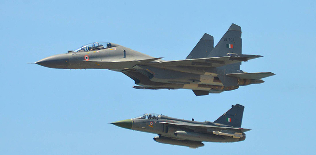 Caças Sukhoi Su-30 e Tejas da IAF