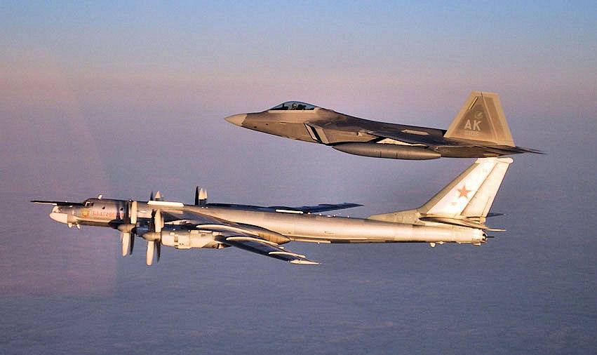 Caça F-22 Raptor escolta bombardeiro Tu-95MS