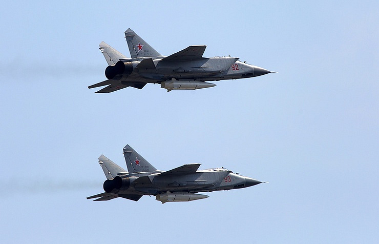 Caças MiG-31 com mísseis Kinzhal