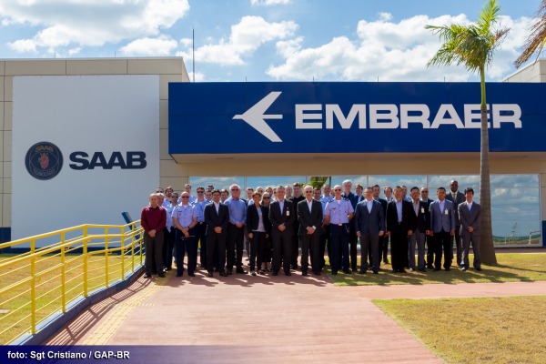 Comitiva de usuários do caça Gripen visita FAB e Embraer